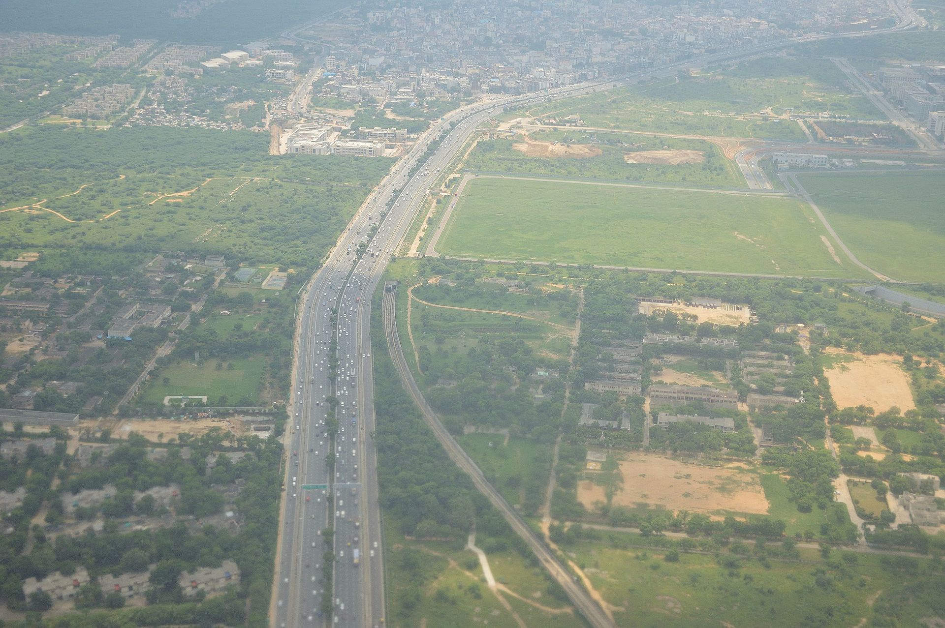 Delhi Gurgaon expressway for premium taxi service
